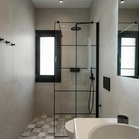 Athina Milos آداماس