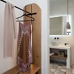 Athina Milos * Adamantas (Milos)